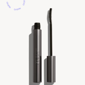 Gracias a su fórmula pigmentada marrón oscuro intenso que proporciona un tinte aterciopelado y a su cepillo de silicona curvo y elegante que levanta y define tus pestañas sin esfuerzo, este producto puede usarse como un rímel normal para uso diario.